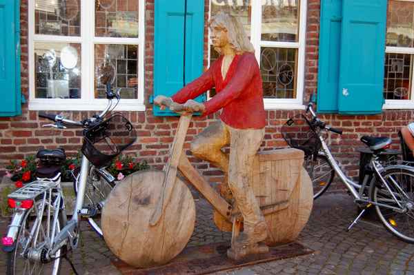 die hölzerne Radfahrerin
