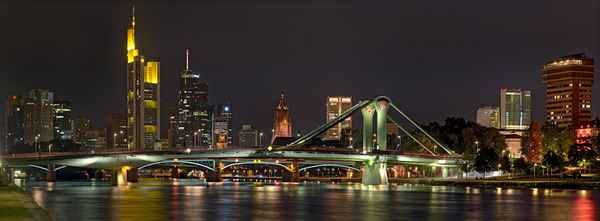 Die Frankfurter Skyline am Abend