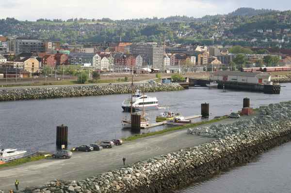 Eine Fähre Läuft in Trondheim ein