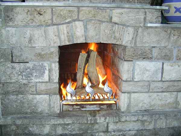 Wärmendes Kaminfeuer im freien