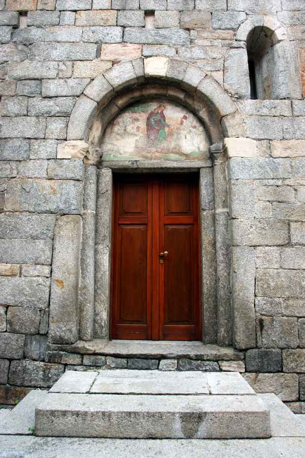 Kirchenpforte im Piemont