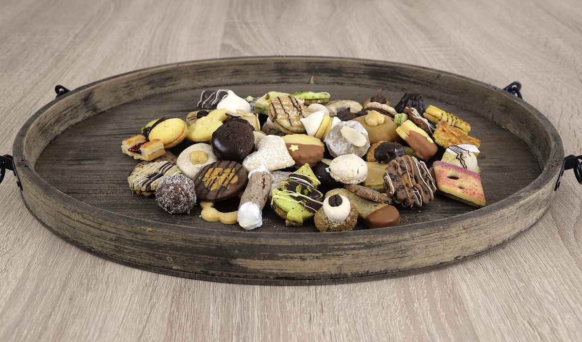 Weihnachtskekse  –  Verschiedene Sorten schön angerichtet