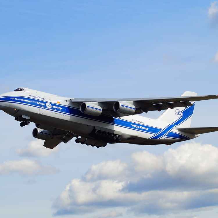 Antonov An 124 startet in Hamburg