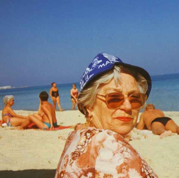 Eine  Deutsche Rentnerin am Strand in Tunesien
