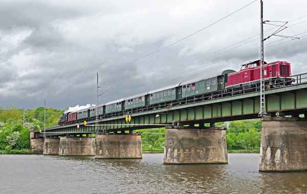 Museumszug überquert die Mosel