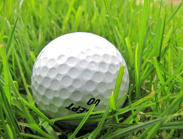 Golfball im Gras