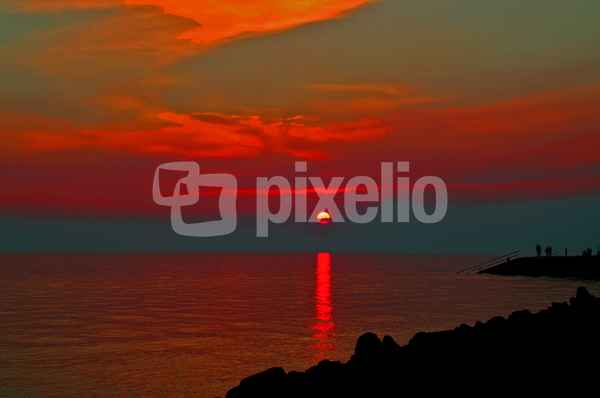 Sonne verschwindet im Meer