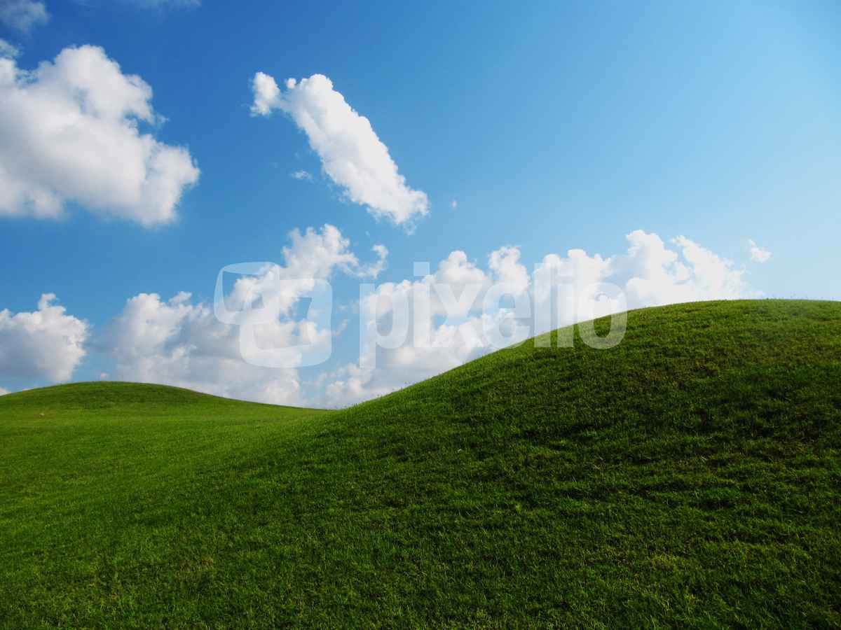 Grüne Hügel vor Morgenhimmel