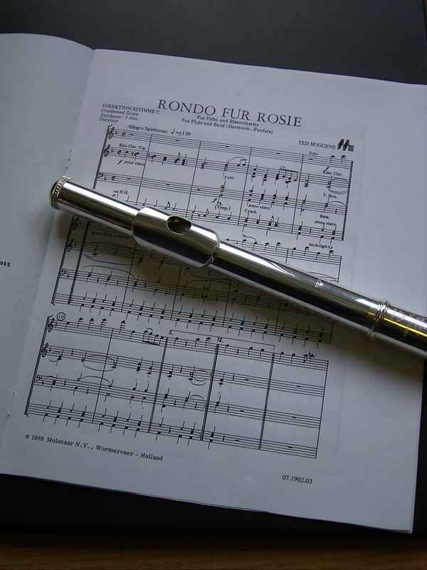 Flöte auf Notenblatt