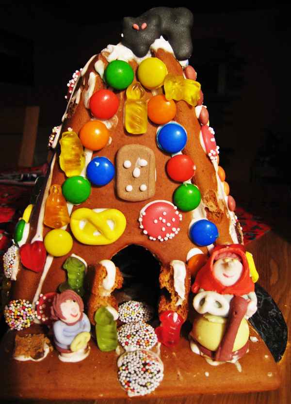 Knusperhäuschen aus Lebkuchen und Smarties