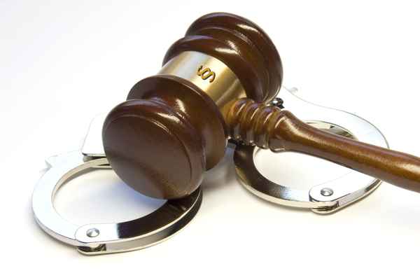 Richterhammer mit Handschellen