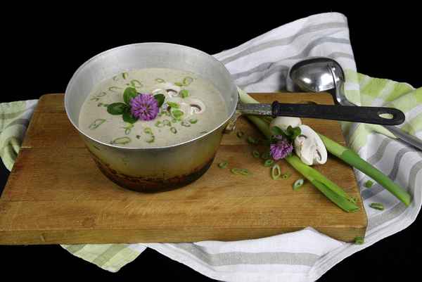 Käsesuppe in der Aluminiumpfanne