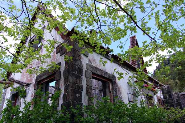 verfallenes Haus auf den Azoren