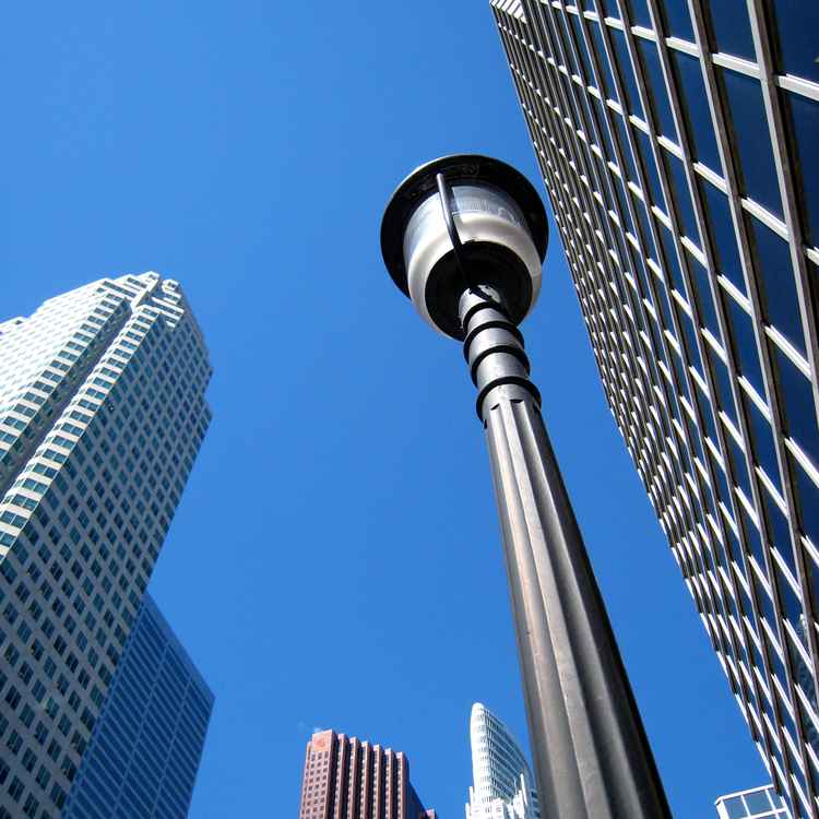 Wolkenkratzer mit Laterne