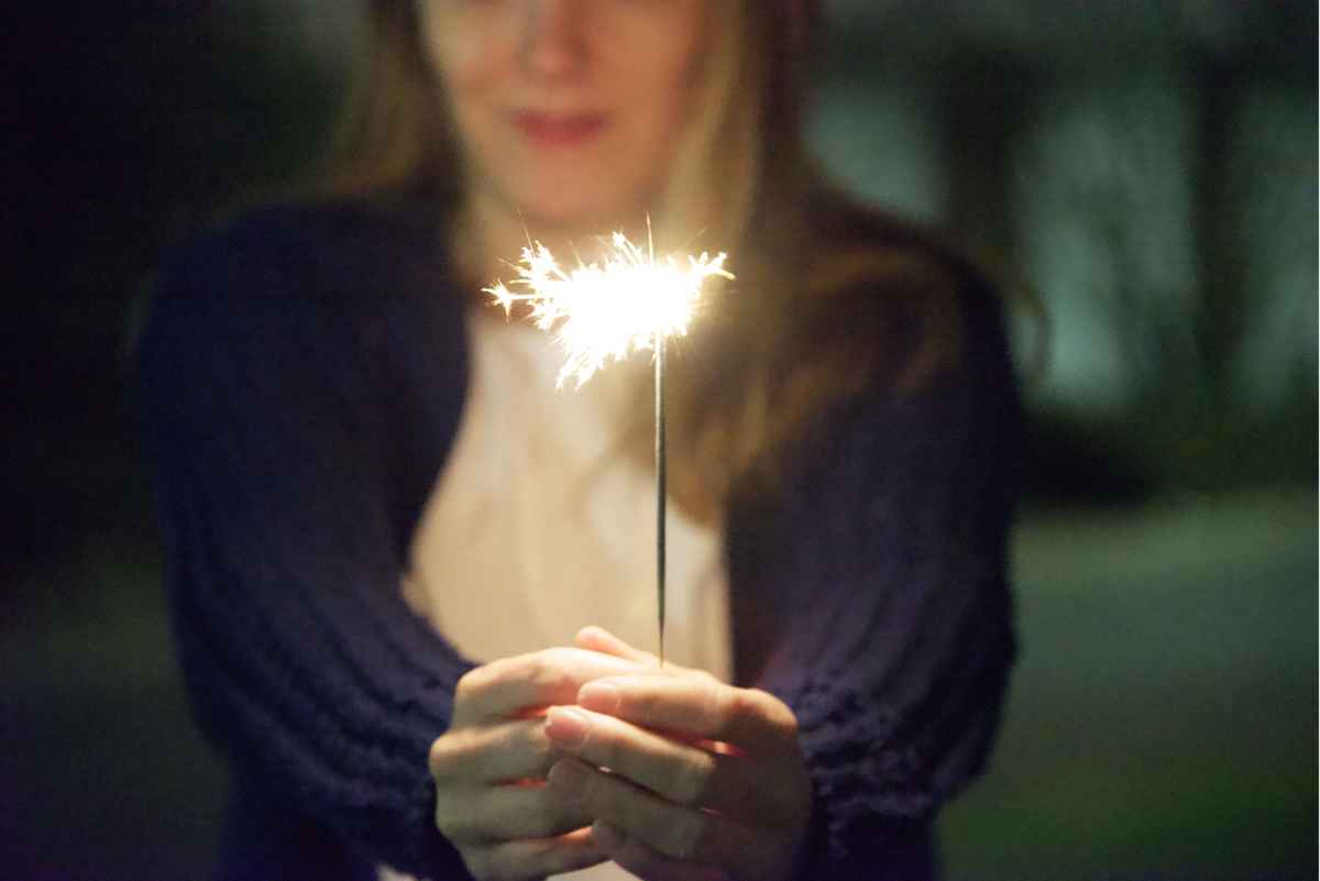 Wunderkerze mit Frau
