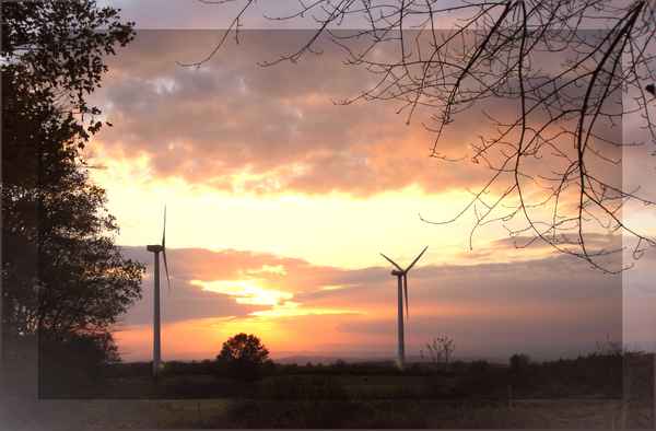 Windkraft Windräder im Abendhimmel