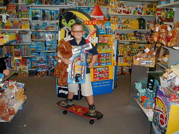 Junge mit Spielsachen im Spielzeug-Land