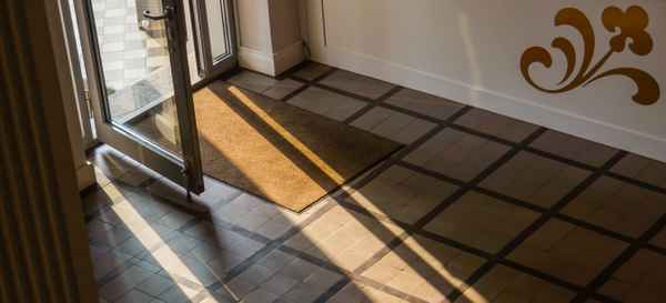 Hauseingang mit Lichtspiel