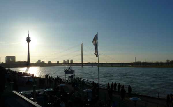 Rheinbrücke und Rheinturm in Düsseldorf