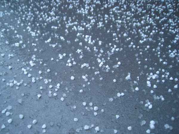 Hagel auf dem Gartentisch