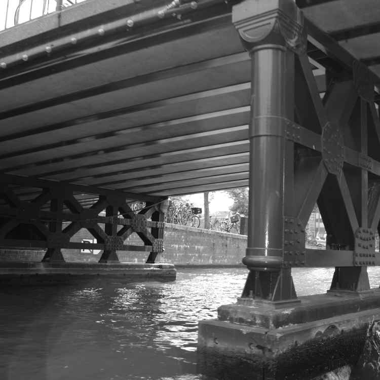 Unter einer Brücke