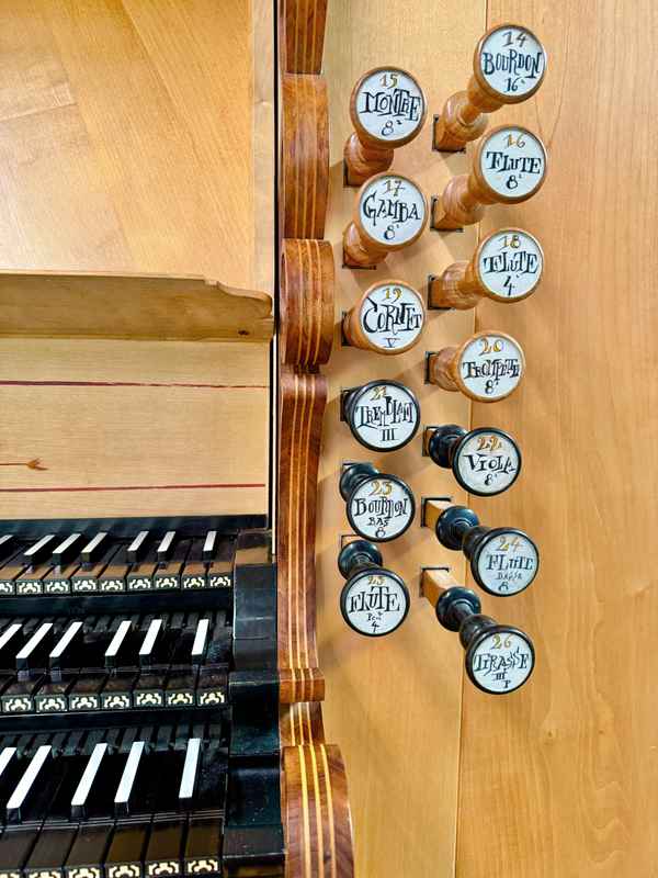 Orgel in der Stadtkirche Karlsruhe mit Tasten und Register