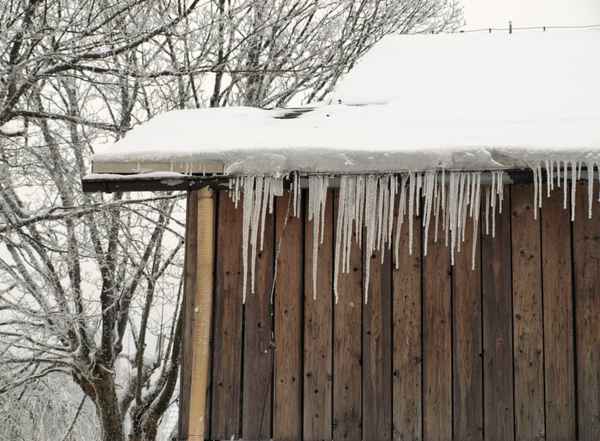 Schuppen mit Eiszapfen