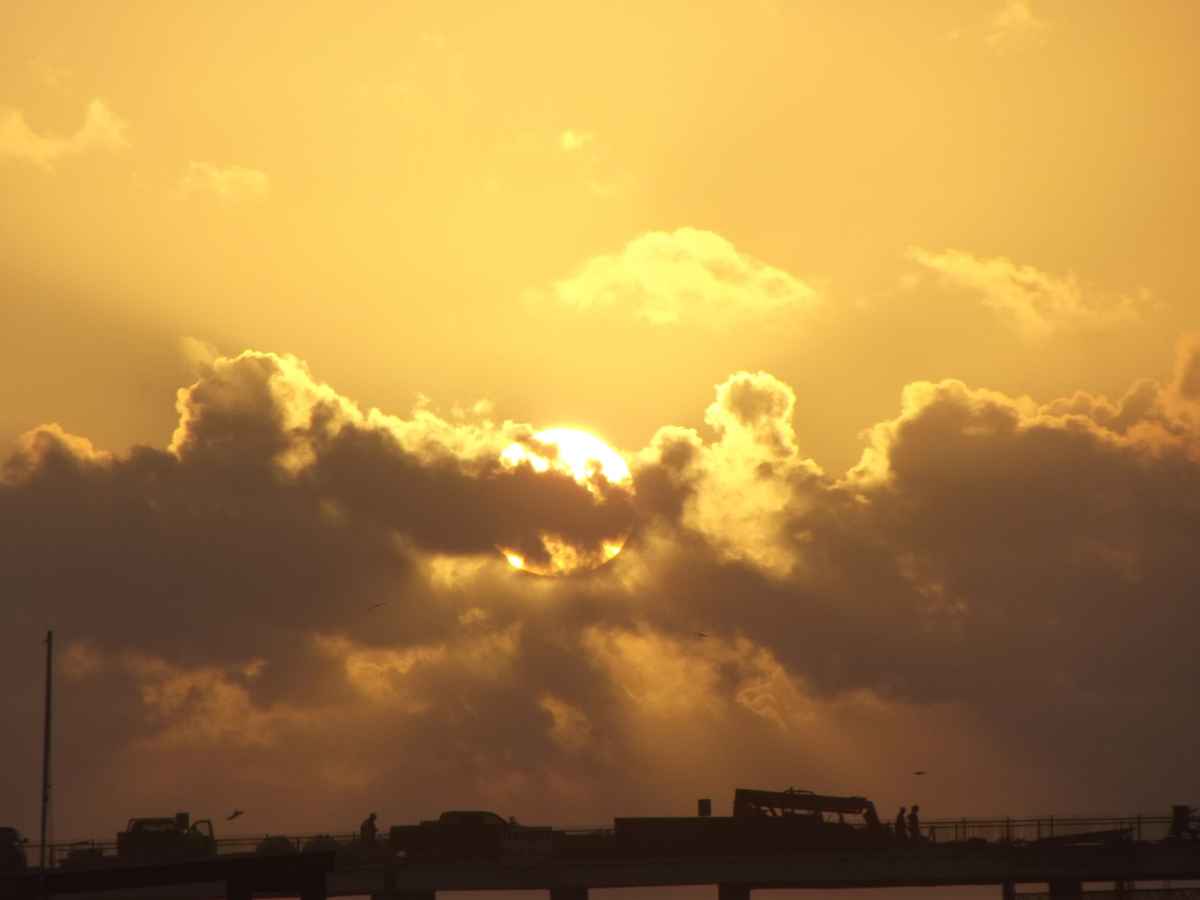 Sonnenaufgang mit Wolken am Golf von Mexico