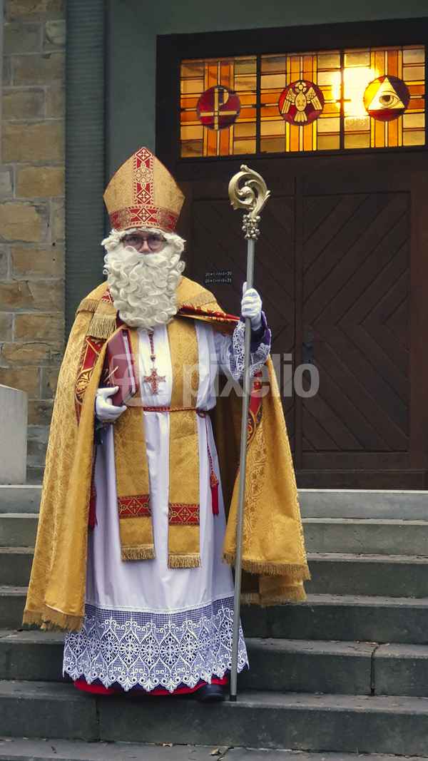 Nikolaus vor einer Kapelle im Paderborner Land