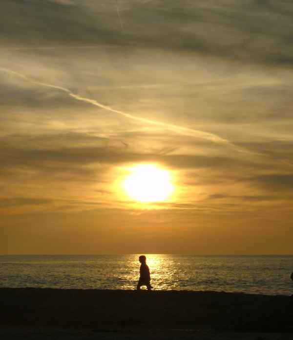 Kind vor Sonnenuntergang