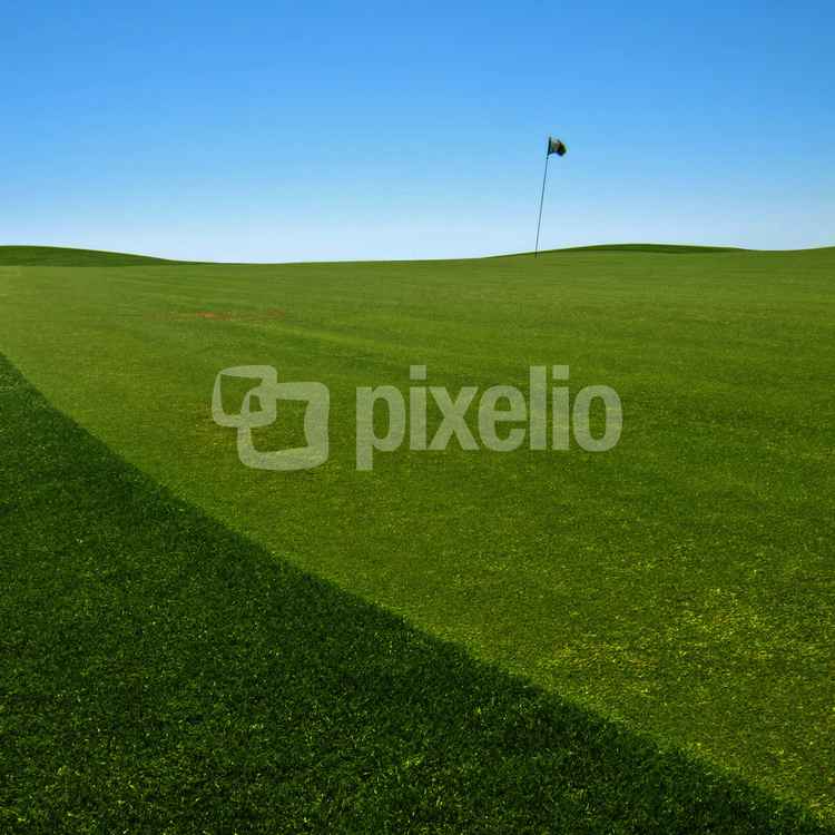 Golf-Grün gegen Himmel_2