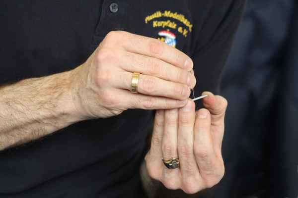 handbewegung eines modellbauers...