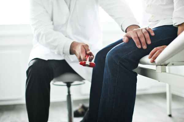 Arzt untersucht Patienten
