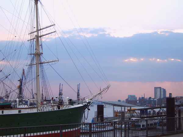 Rickmer Rickmers vor abendlichem Himmel in HH