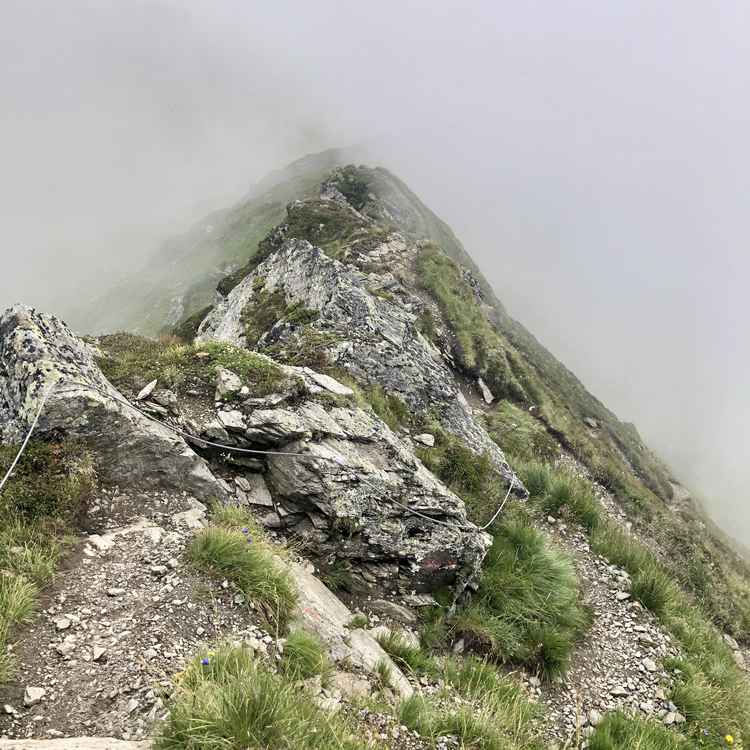 Berggrat in den Wolken