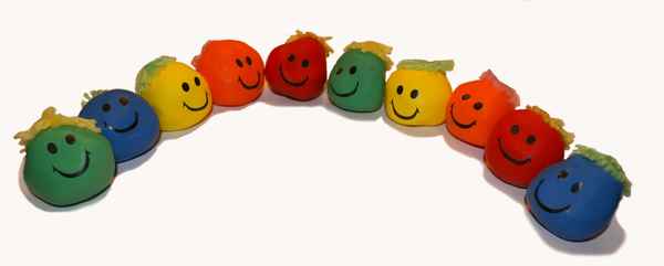 Fröhliche Gesichter im Halbkreis