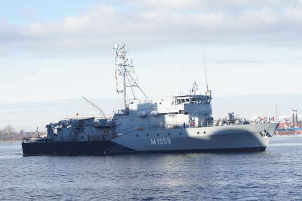 Minenjagdboot " Weilheim " in Licht und Schatten getaucht