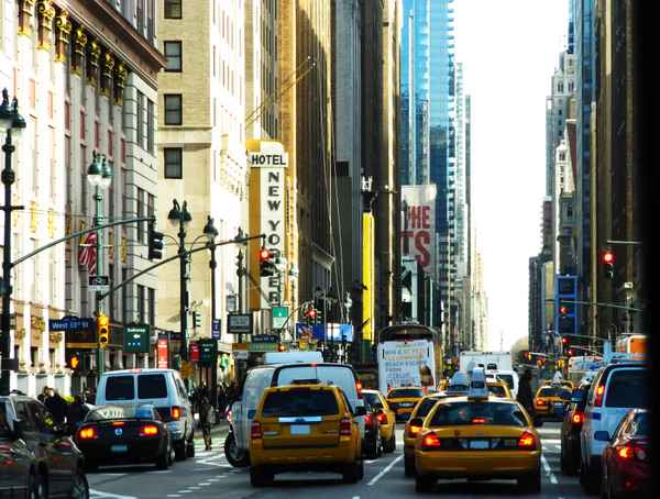 Manhattans Häuserschluchten mit Alltagsverkehr