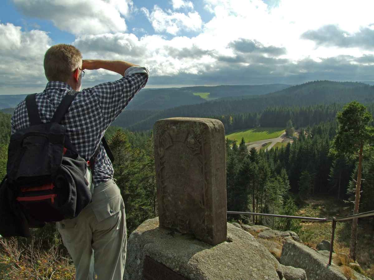 Ausblick über den Mittleren Schwarzwald beim Karlstein