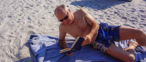 Senior beim Strandurlaub