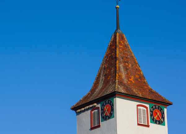 Dorfkirchturm um halb acht