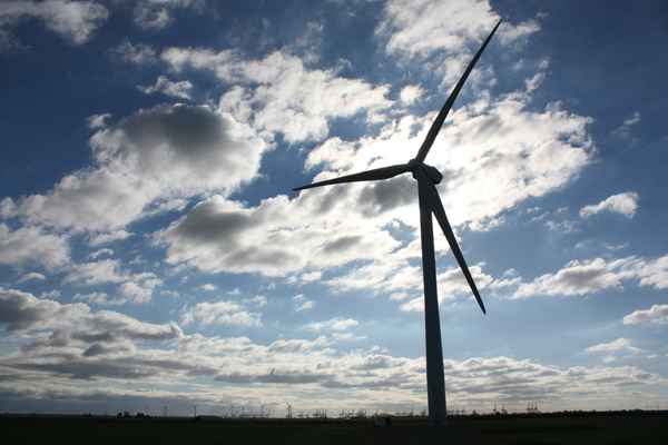 Windkraftrad im Gegenlicht