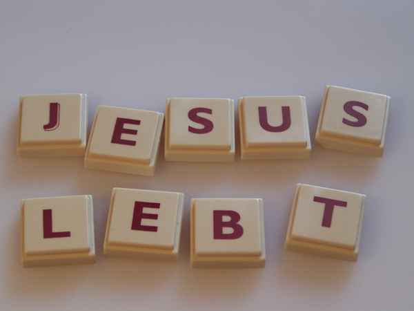 Wortbild Jesus lebt