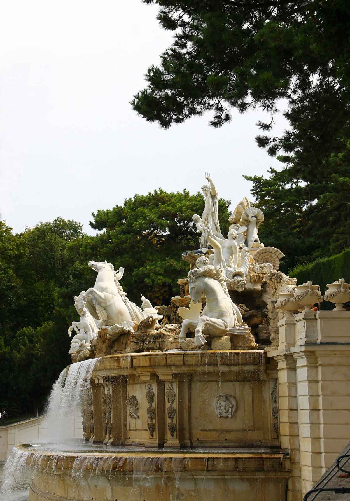 Der Neptunbrunnen am Fuße zur Gloriette 02