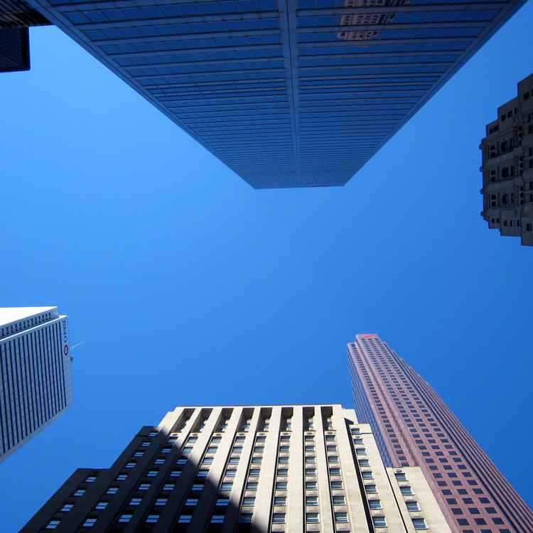 Wolkenkratzer mit Spiegelung