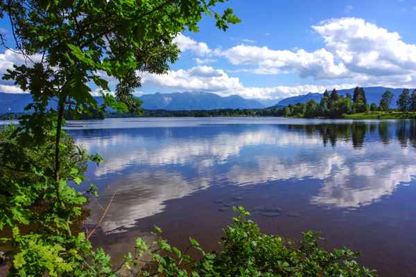 Sommerlicher Staffelsee vor Alpenkette