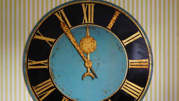 Uhr - fünf-vor-zwölf