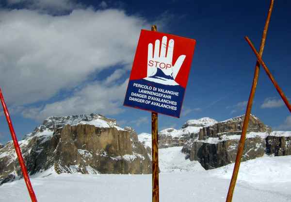 Dolomiten - Sellagruppe mit Lawinenwarnschild
