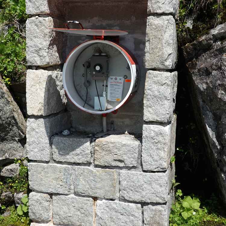 Altes Notruftelefon offen
