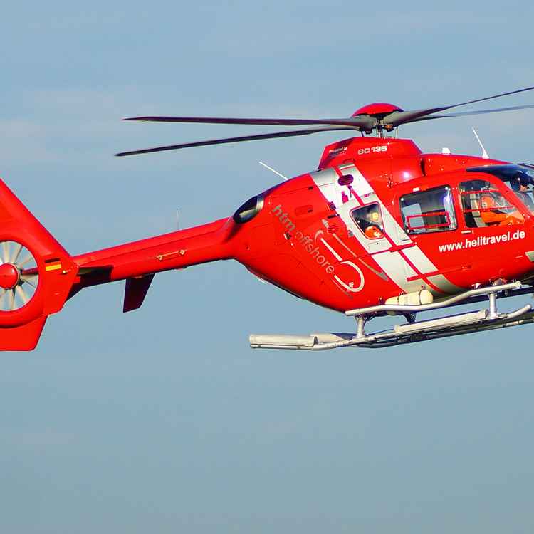 EC 135 Offshore Flieger geht zur Landung
